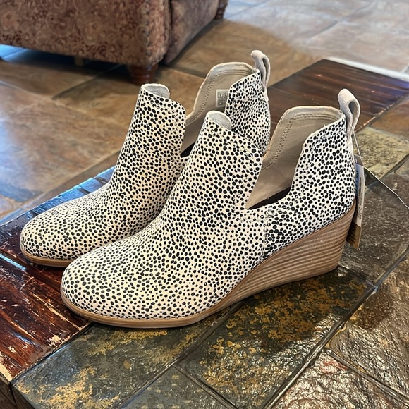 Toms Shoes - NWT wedge boots by Tom’s with cheetah pattern